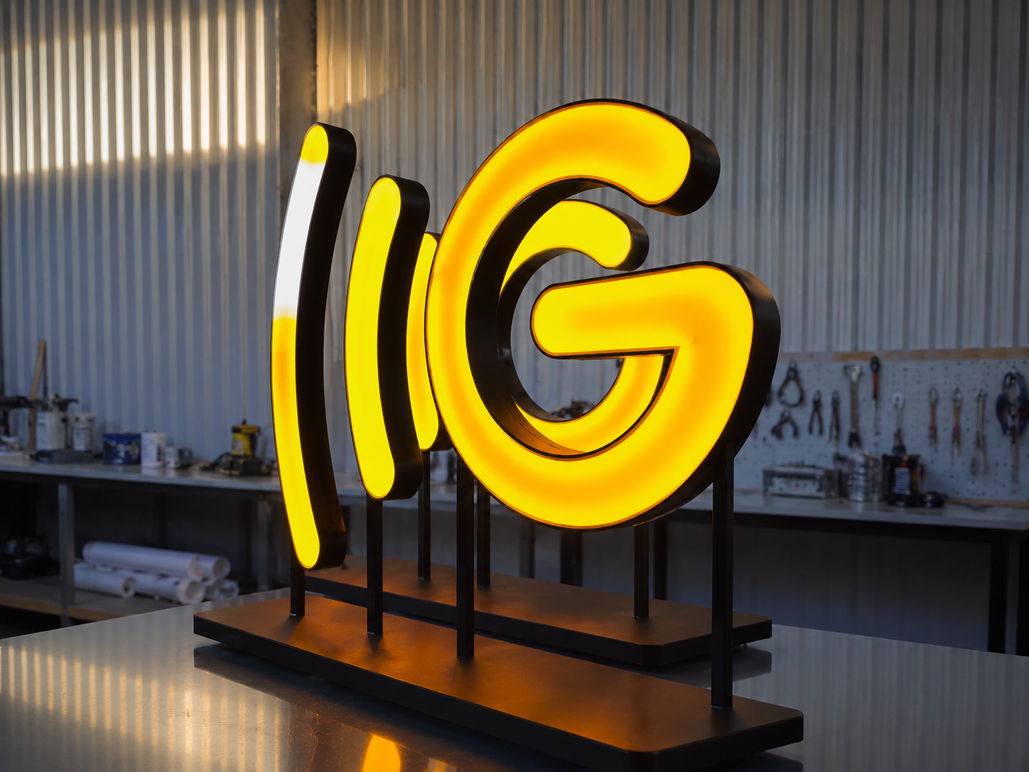 Letras caixa tridimensionais com retroiluminação LED — Digital Signs