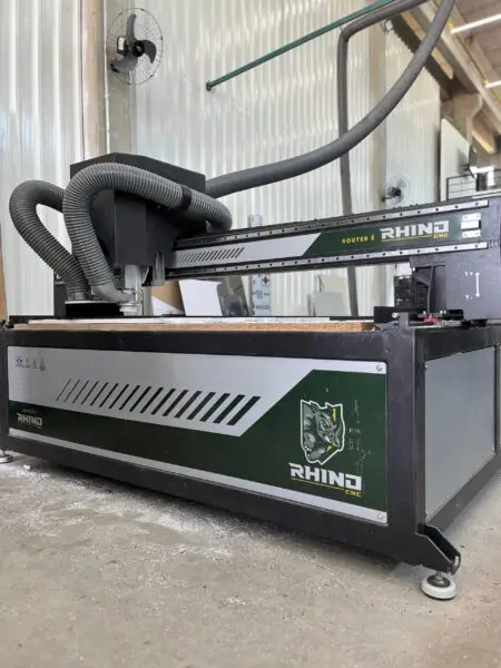 Corte CNC com precisão milimétrica — Digital Signs