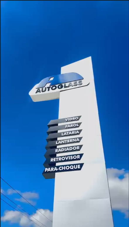 Totem AutoGlass em estrutura vertical branca